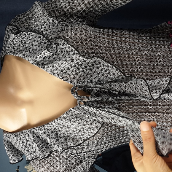 Fun bell-sleeve Button-Down blouse - Picture 4 of 13